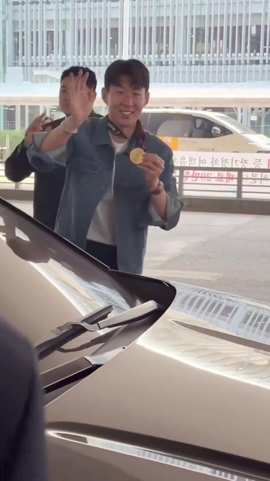 衣錦還鄉(xiāng)！孫興慜返回韓國(guó)，眾多女球迷讓其把歐聯(lián)獎(jiǎng)牌戴上