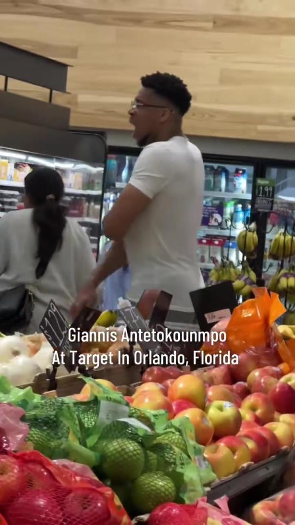 好男人?。∽帜父缭趭W蘭多度假 陪妻子一起逛超市
