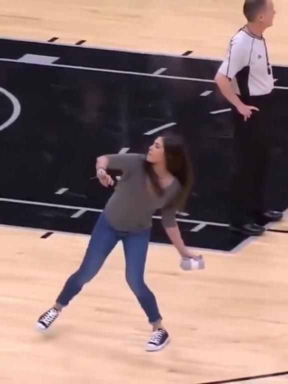 不愧是美國女籃主力，普拉姆的力量太嚇人了
