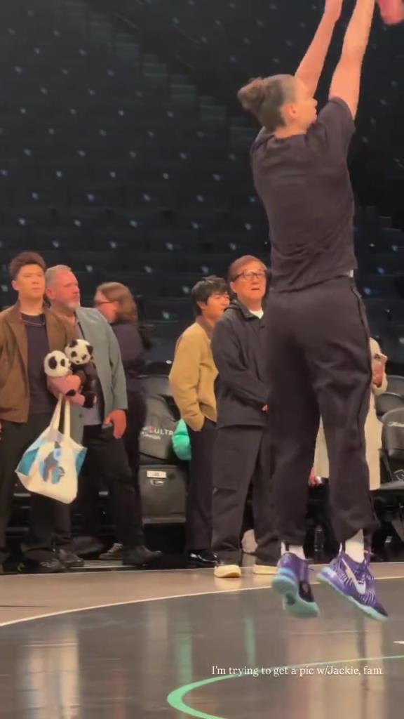 71歲成龍現(xiàn)身巴克萊中心看女籃比賽：她們投籃怎么那么準(zhǔn)！??！