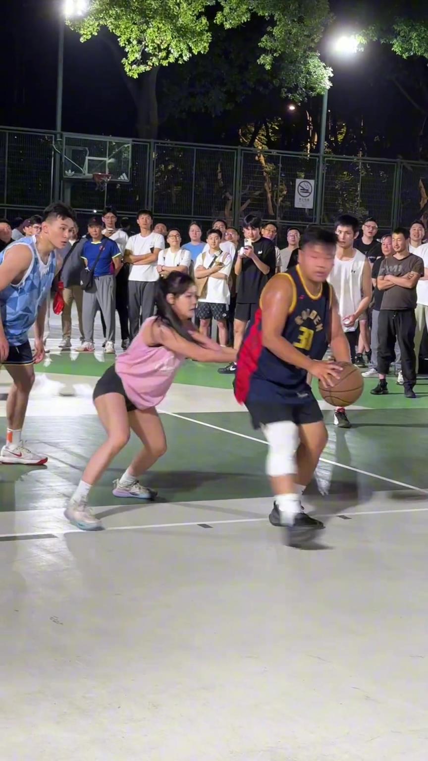 這哥們看見(jiàn)防自己的是女生，一個(gè)勁背打，球也不傳了